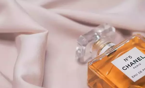 Jak rozpoznać oryginalne perfumy? Poradnik dla kupujących
