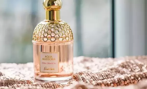 Oznaczenia na opakowaniach perfum – EdP, EdT, EdC, fl. oz. i inne